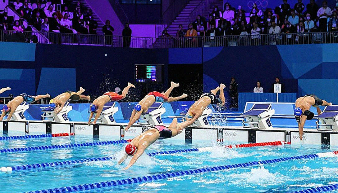 Adam Peaty và 57,71 giây tại Querétaro: một kết quả bơi lội thiếu cả nguồn lẫn hồ thi đấu