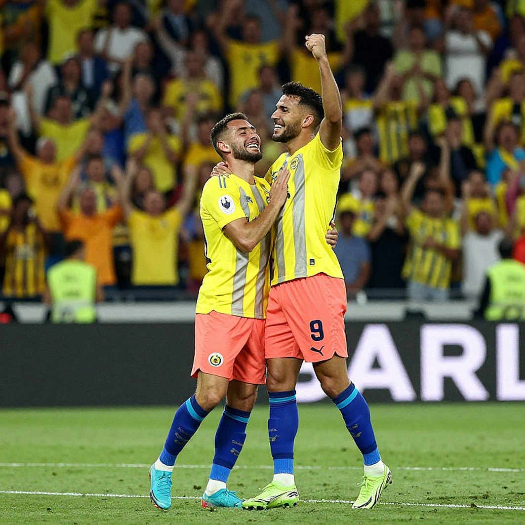 Barcelona và bóng ma Figo: Khi bản sắc đắt hơn một bản hợp đồng tài trợ